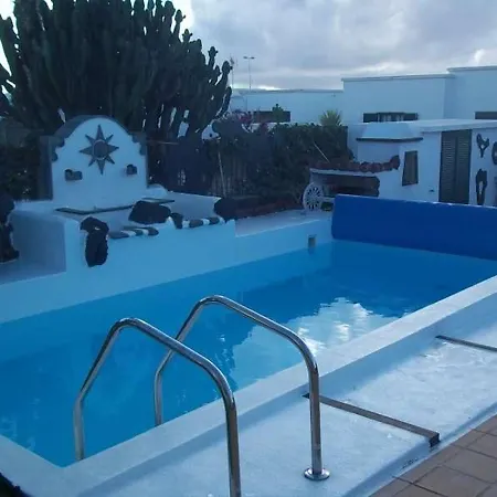 Playa Blanca Sleeps 6 Pool Wifi T691312 Villa